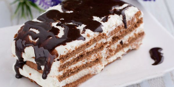 pastelería pastel con crema batida y crema de chocolate