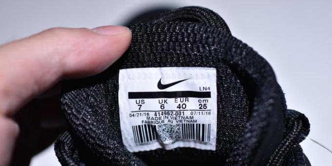 zapatillas de deporte originales y falsificados Nike: Busque la etiqueta que indica el tamaño del país de fabricación y el código
