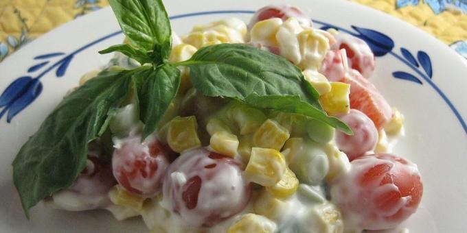 Recetas: Ensalada con maíz, tomates, pimientos y salsa de parmesano
