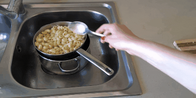 Cómo y cuánto cocinar cuernos en una cacerola.