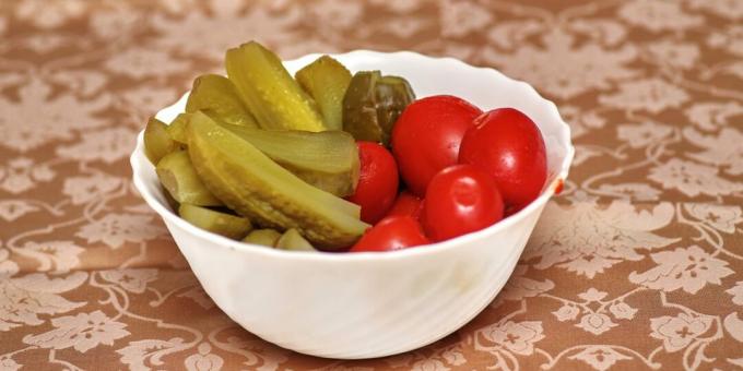 Pepinos salados con tomates