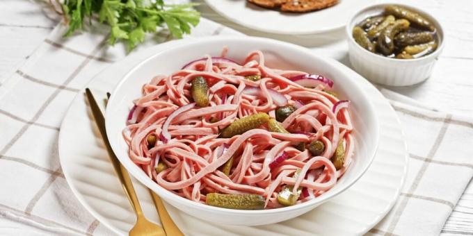 Ensalada con chorizo ​​y pepinillos en escabeche estilo alemán