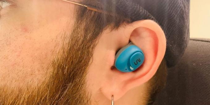 En la oreja los auriculares grandes