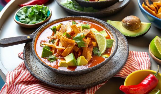 Sopa de tomate mexicana con pollo, maíz y tortilla