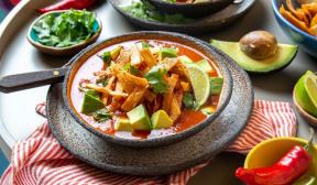 Sopa de tomate mexicana con pollo y tortilla