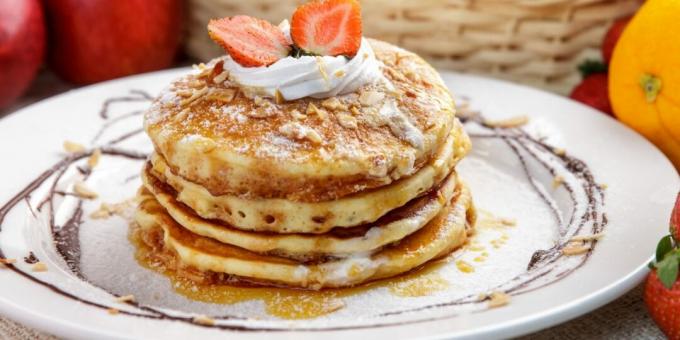 Tortitas con trozos de plátano y piña