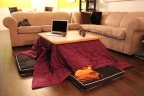 Calienta en japonés con una mesa kotatsu tibia