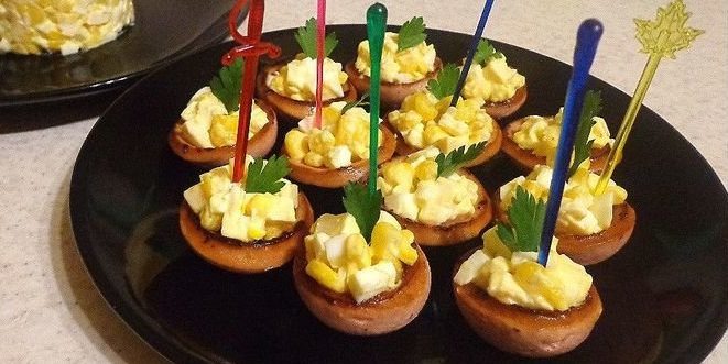 Recetas de canapés de cestas de salchichas con maíz, queso y huevos