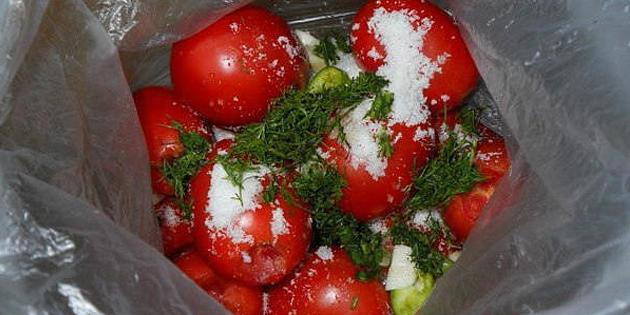 tomates salados con el paquete 