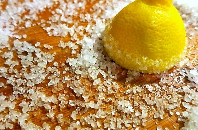 Sal y limón contra la suciedad en la tabla de cortar