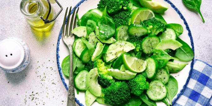 Ensalada con pepinos y brócoli