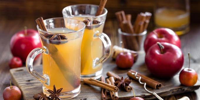 No alcohólica vino caliente en el jugo de manzana con una naranja: la mejor receta