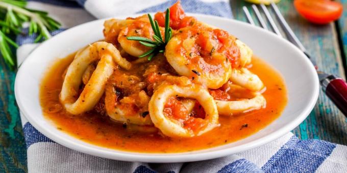 Cómo cocinar calamares en salsa de tomate