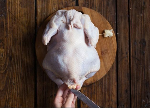 Pollo al horno de limón: corte las glándulas coccígeas por encima de la cola