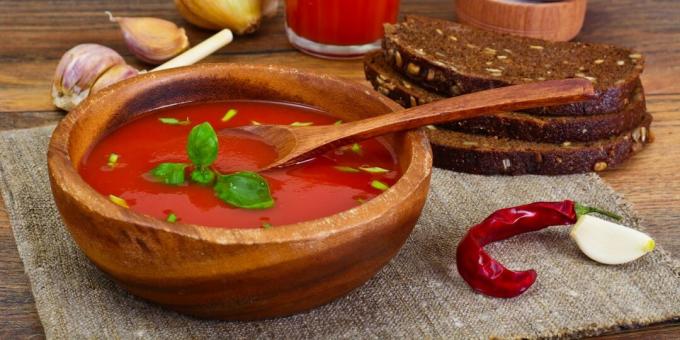 Sopa de puré de tomate con ajo y guindilla
