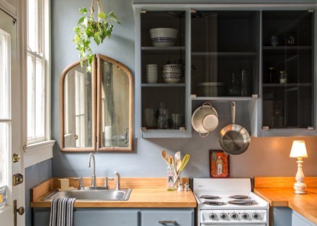 Pequeño diseño de la cocina: los espejos brillantes y muebles
