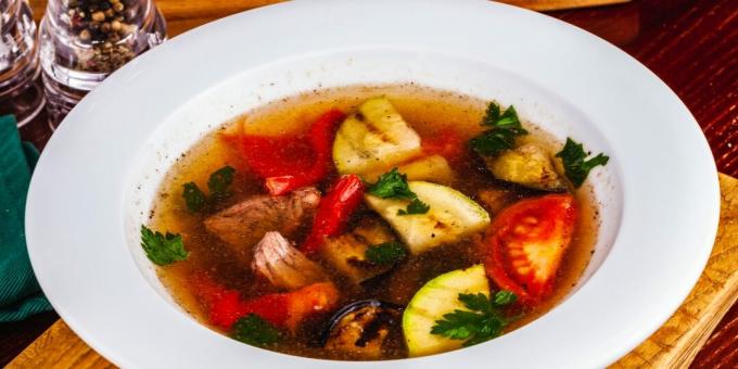 Sopa de cerdo con verduras a la plancha