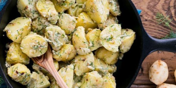 Recetas: las patatas hervidas en una salsa cremosa de ajo