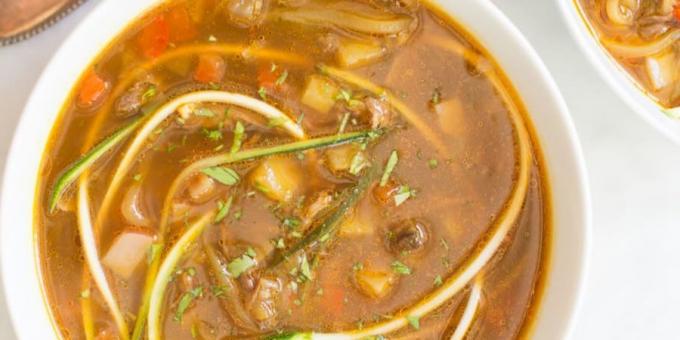 sopa de verduras con fideos de calabacín 