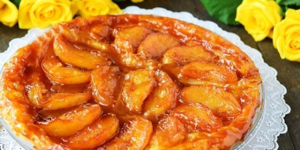 torta de capa invertida con manzanas caramelizadas