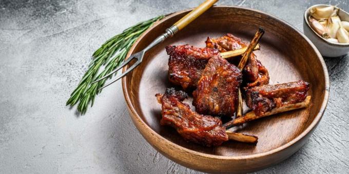 Costillas de cordero al horno en adobo de tomate y limón