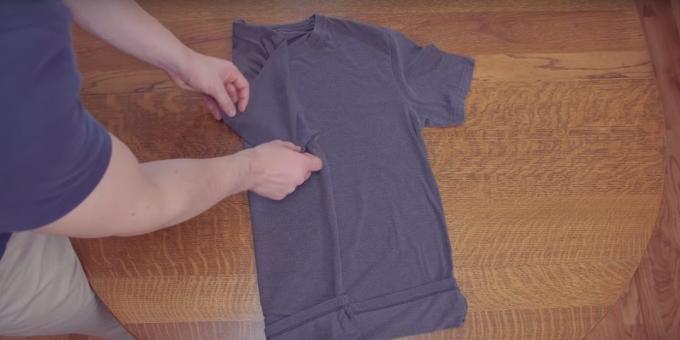 Doblar el medio de una de las camisas y doblar la manga