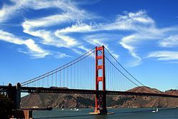 Cirrus nubes sobre el puente Golden Gate