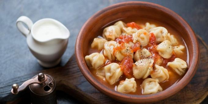 Sopa de tomate con albóndigas