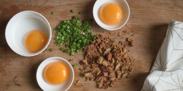 Huevos revueltos inusuales: receta. Para evitar que las yemas se sequen y se peguen a los platos durante la preparación de las proteínas, engrase el recipiente seleccionado con aceite.