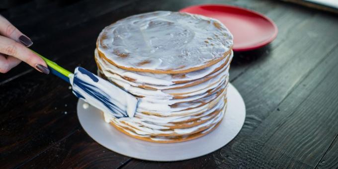 Receta de la torta "torta de miel": aplicar la crema en los lados de la torta