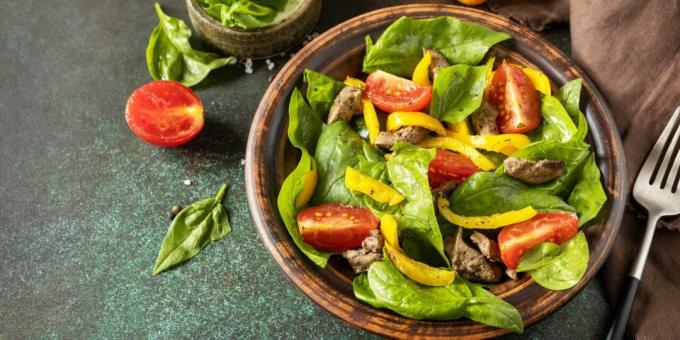 Ensalada con hígado de pavo, tomates y pimientos