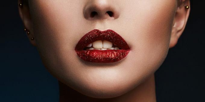 Maquillaje de labios con purpurina: usa un lápiz labial con un acabado pegajoso