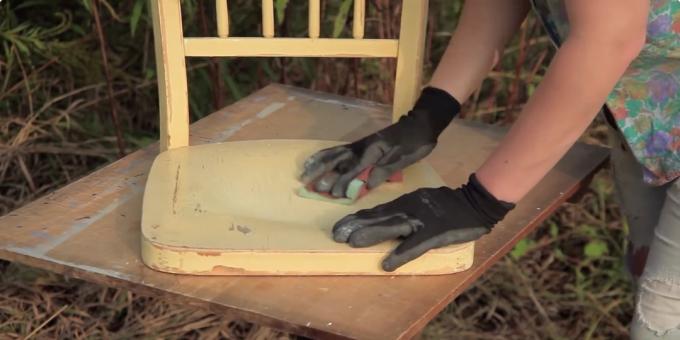 Mover los brazos: lijar la superficie con papel de lija silla