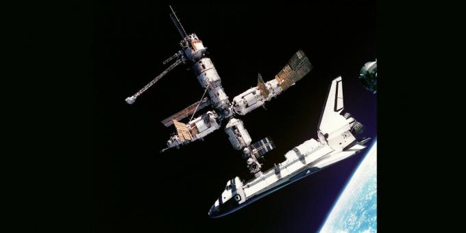 Estación orbital "Mir" con transbordador estadounidense atracado "Atlantis", julio de 1995