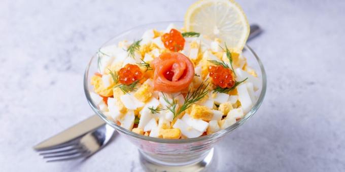 Ensalada en capas con pescado rojo y queso