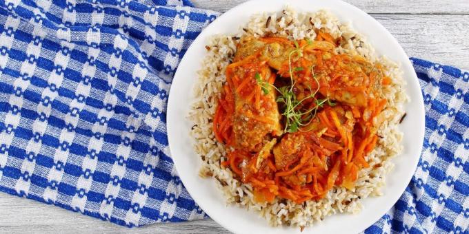 Pescado guisado con zanahoria y cebolla.