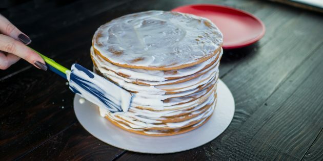 Receta clásica de Medovik: aplique crema a los lados del pastel