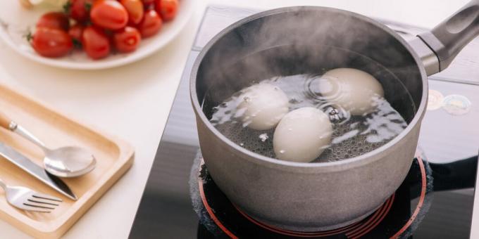 Cómo y cuánto cocinar huevos pasados ​​por agua en la estufa.
