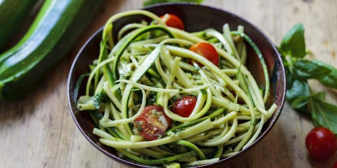 Ensalada de calabacín fresco con tomate y pesto