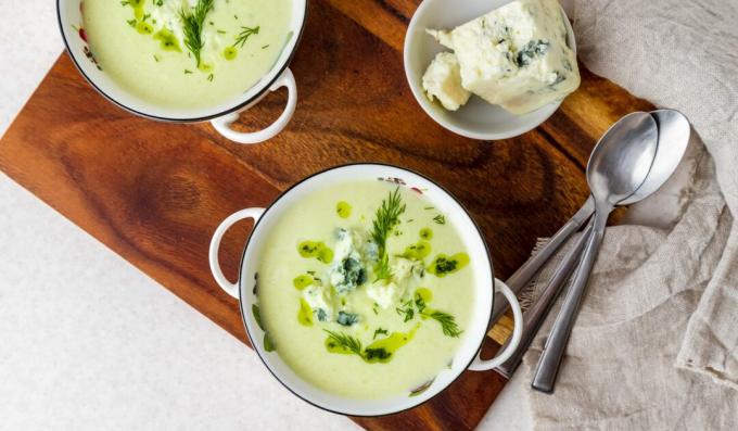 Sopa de brócoli y calabacín con queso azul