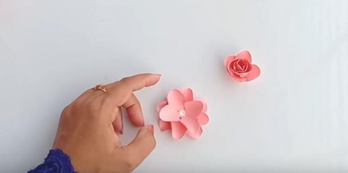 Tarjeta de cumpleaños con sus propias manos: pegar las piezas cortadas, para obtener una hermosa flor