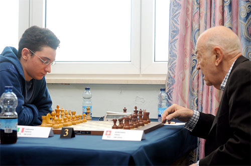 Korchnoi gana súper grandes maestros Fabiano Caruana (clasificado en el momento en 2720), el cuarto planeta de ajedrez