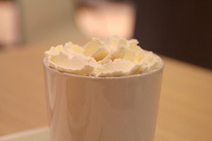 bebidas calientes: chocolate caliente blanco con calabaza