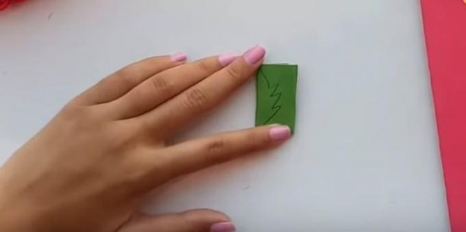 Tarjeta de cumpleaños con sus propias manos: corte de las hojas de papel verde