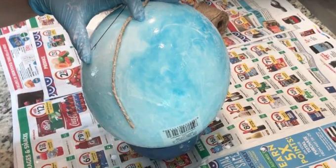 Humedecer la rosca en la solución de adhesivo y comenzar a envolver el globo