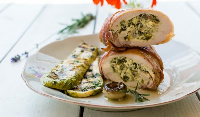 Rollitos de pechuga de pollo con espinacas y queso