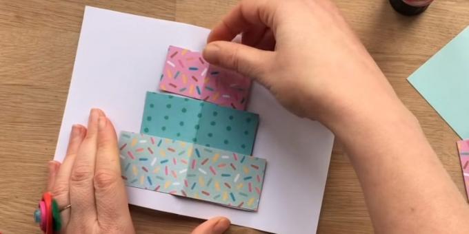 Cortar un rectángulo de papel de colores tres capas de la magnitud futura de la torta