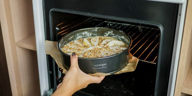 Pastel con peras y nueces: hornear en horno precalentado a 180 ° C durante 25 a 50 minutos