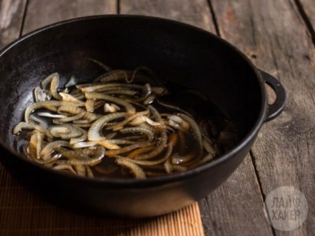 Cómo cocinar oyakodon: deje que la cebolla hierva a fuego lento durante unos 5 minutos