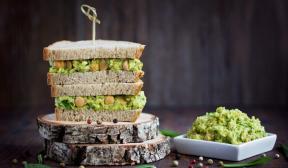 Sándwiches veganos de garbanzos y aguacate